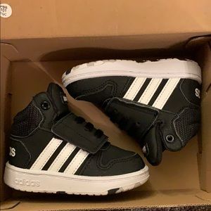 Baby/Toddler Adidas blk/wht high top sneakers!⚫️⚪️